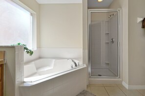 Badewanne, Haartrockner, Handtücher