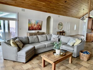 Smart TV, table football - Stunning Keuka Lake House! Kayak, SUP, fish, swim, campfires (Penn Yan)