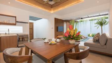 Rice cooker, cookware/dishes/utensils, dining tables