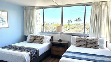 2 makuuhuonetta, työpöytä, silitysrauta/-lauta, vauvan matkasänky