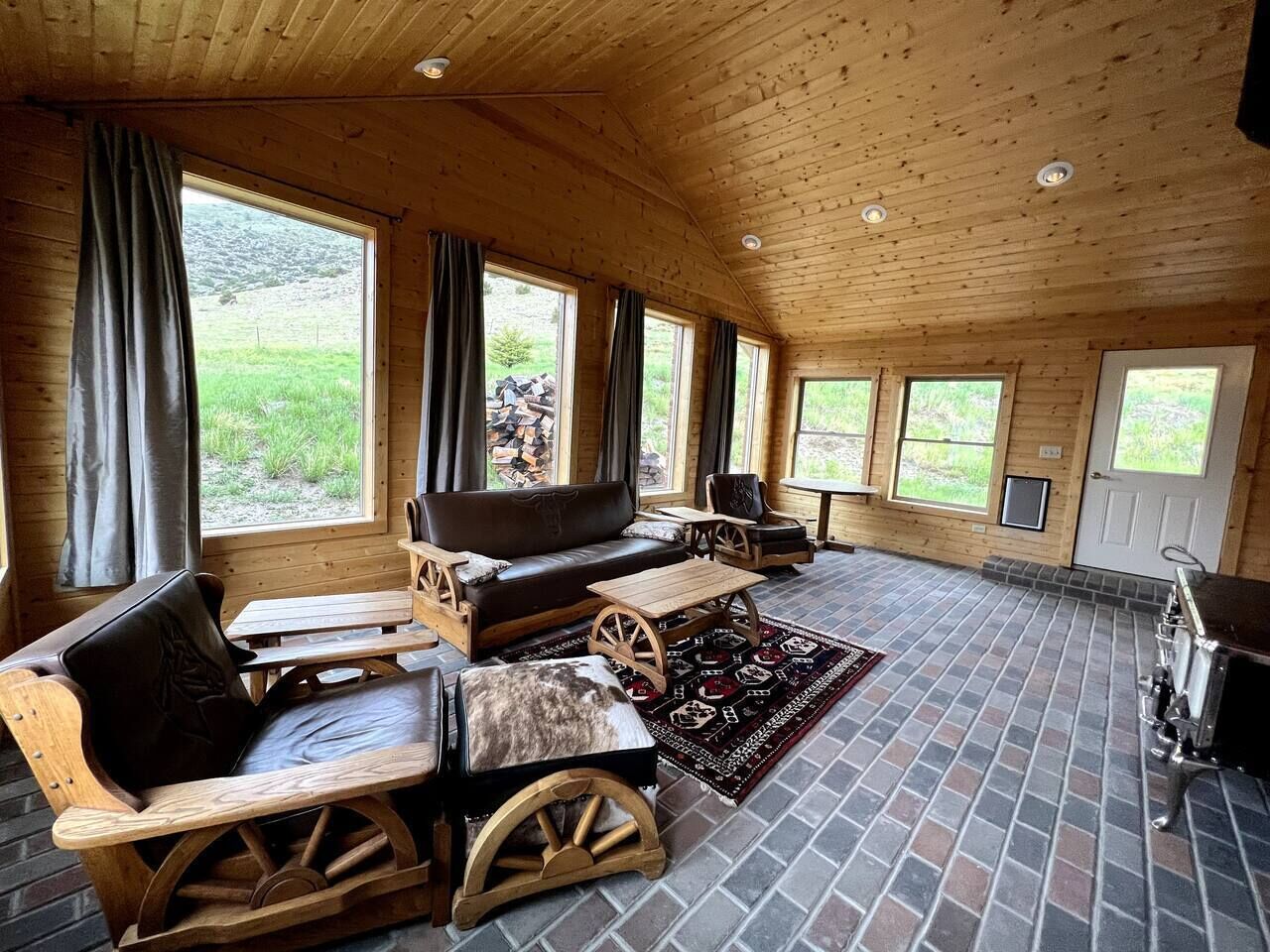 Télévision, cheminée, baby-foot