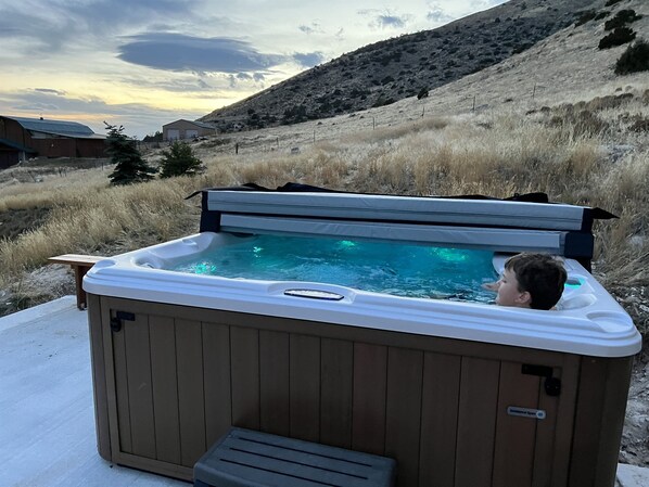Outdoor spa tub - Hole in the Wall Getaway - New Listing! (Cody)