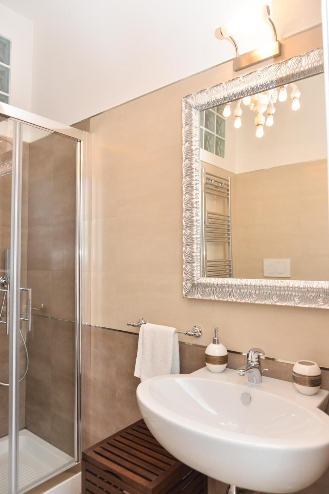 Tina con regadera, secadora de cabello, toallas 