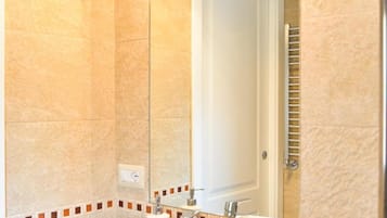 Kombination af bruser/badekar, hårtørrer, håndklæder