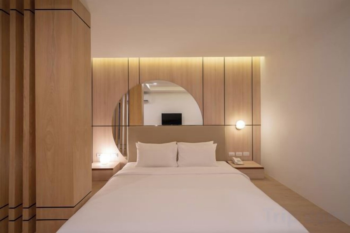 Premium bedding, desk, WiFi (free), bed sheets