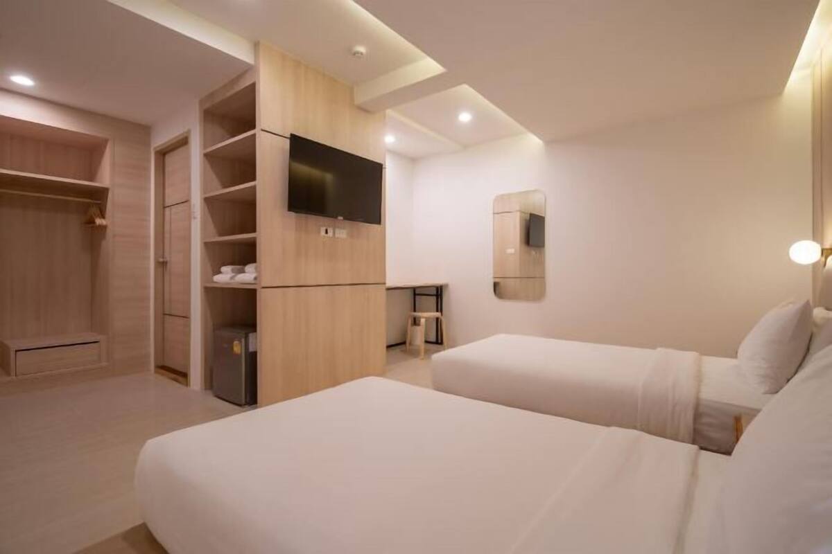 Premium bedding, desk, WiFi (free), bed sheets