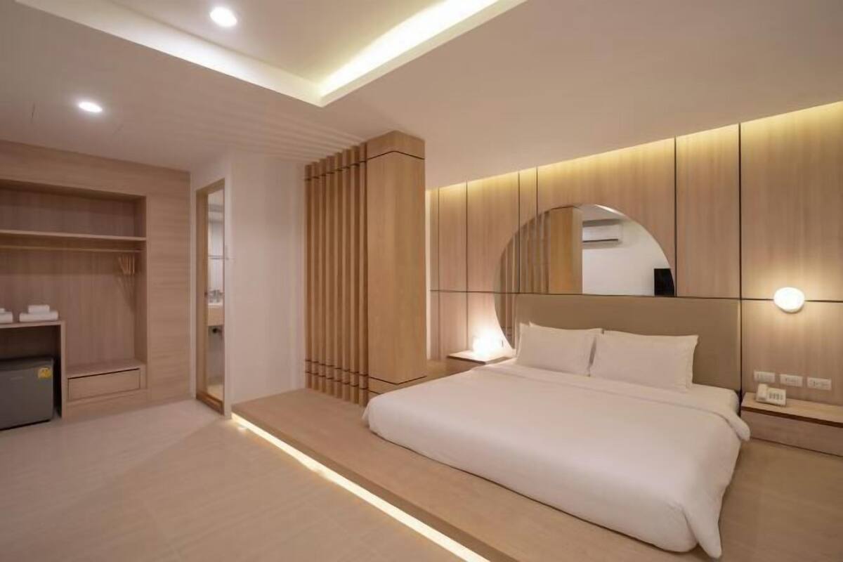Premium bedding, desk, WiFi (free), bed sheets