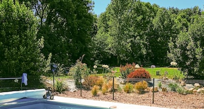 Secure gated/fenced heated pool. Short drive to historic towns and restaurants