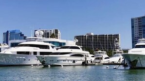 Un port de plaisance où sont amarrés plusieurs yachts.