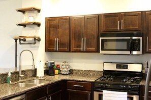 Fridge, microwave, oven, stovetop - Downtown 2BD 2.5BA townhouse w/free garage parking (Des Moines)