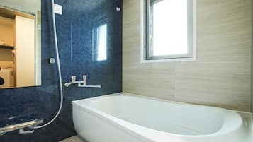 浸缸、風筒、拖鞋、坐浴桶