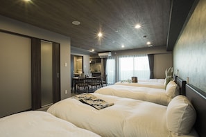 A hotel room with three beds, a dining area, and a kitchen. - Vacation Rent Kanazawa (Kanazawa)