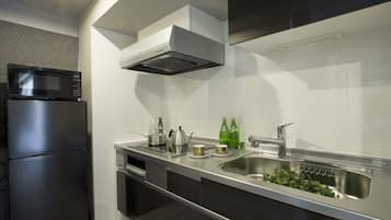 Lemari es, microwave, penggorengan, dan peralatan masak/sendok-piring