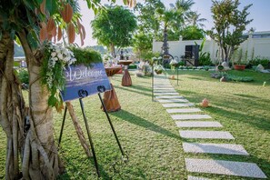 Property grounds - Tropical backyard & Luxury wooden villa, 5 min to local night market, 10 to Mall (Thuận An)