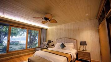 4 bedrooms, desk, iron/ironing board, WiFi