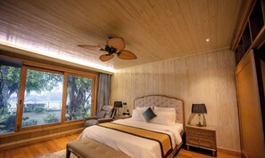 4 bedrooms, desk, iron/ironing board, WiFi - Tropical backyard & Luxury wooden villa, 5 min to local night market, 10 to Mall (Thuận An)