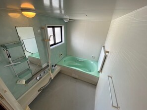 Deluxe-Suite | Badezimmer | Hausschuhe, Bidet, Seife, Shampoo