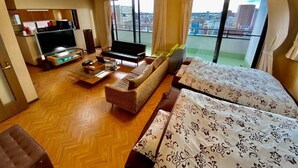 4 kamar tidur, tirai kedap cahaya, dan setrika/meja setrika
