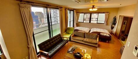 Télévision à écran plat de 65 pouces avec chaînes par câble, télévision