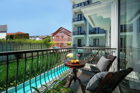 Kahden hengen deluxe-huone (yksi tai kaksi sänkyä), näköala uima-altaalle | Näkymä huoneesta