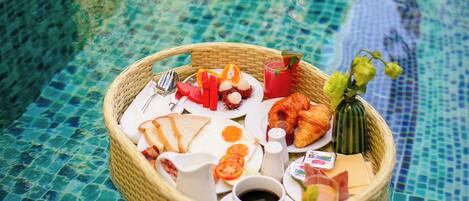 Piscina externa, espreguiçadeiras