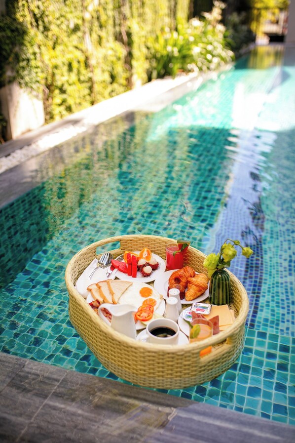 Hồ bơi ngoài trời, ghế dài tắm nắng