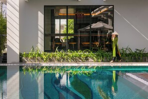Kolam renang outdoor, dengan kursi berjemur