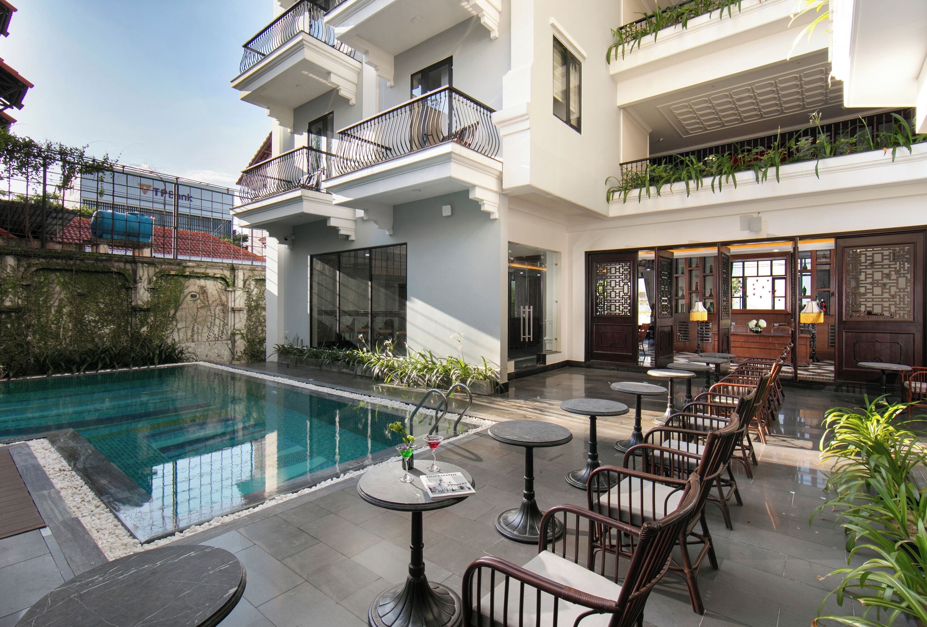 室外游泳池，日光浴躺椅