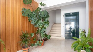Un interno moderno con una parete in legno, una scala e una porta.