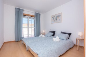 3 bedrooms, iron/ironing board, internet, bed sheets