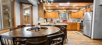 Summit Mountain Lodge - Amazing location near Snow Summit! Hot Tub, Game Room, BBQ, Walk to Slopes