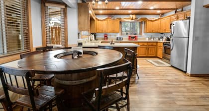 Summit Mountain Lodge - Amazing location near Snow Summit! Hot Tub, Game Room, BBQ, Walk to Slopes