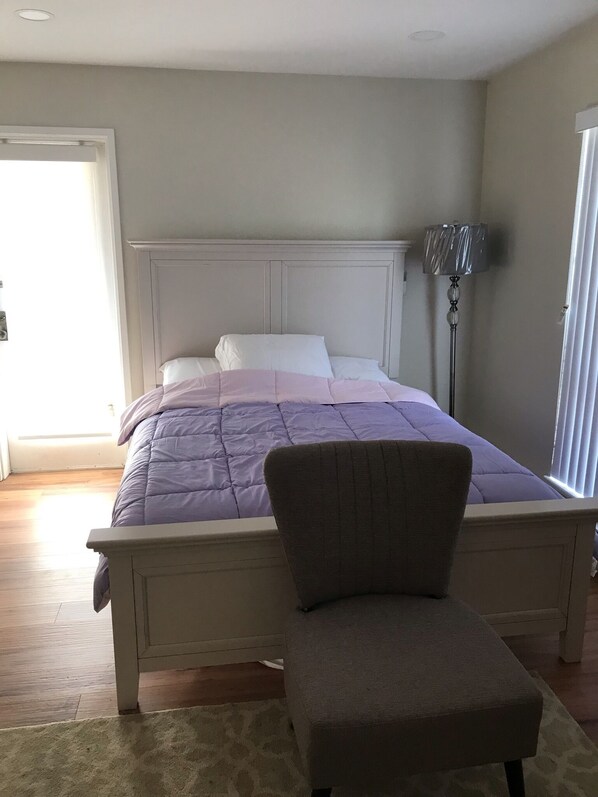 1 bedroom - Table, living room w furniture (San Leandro)