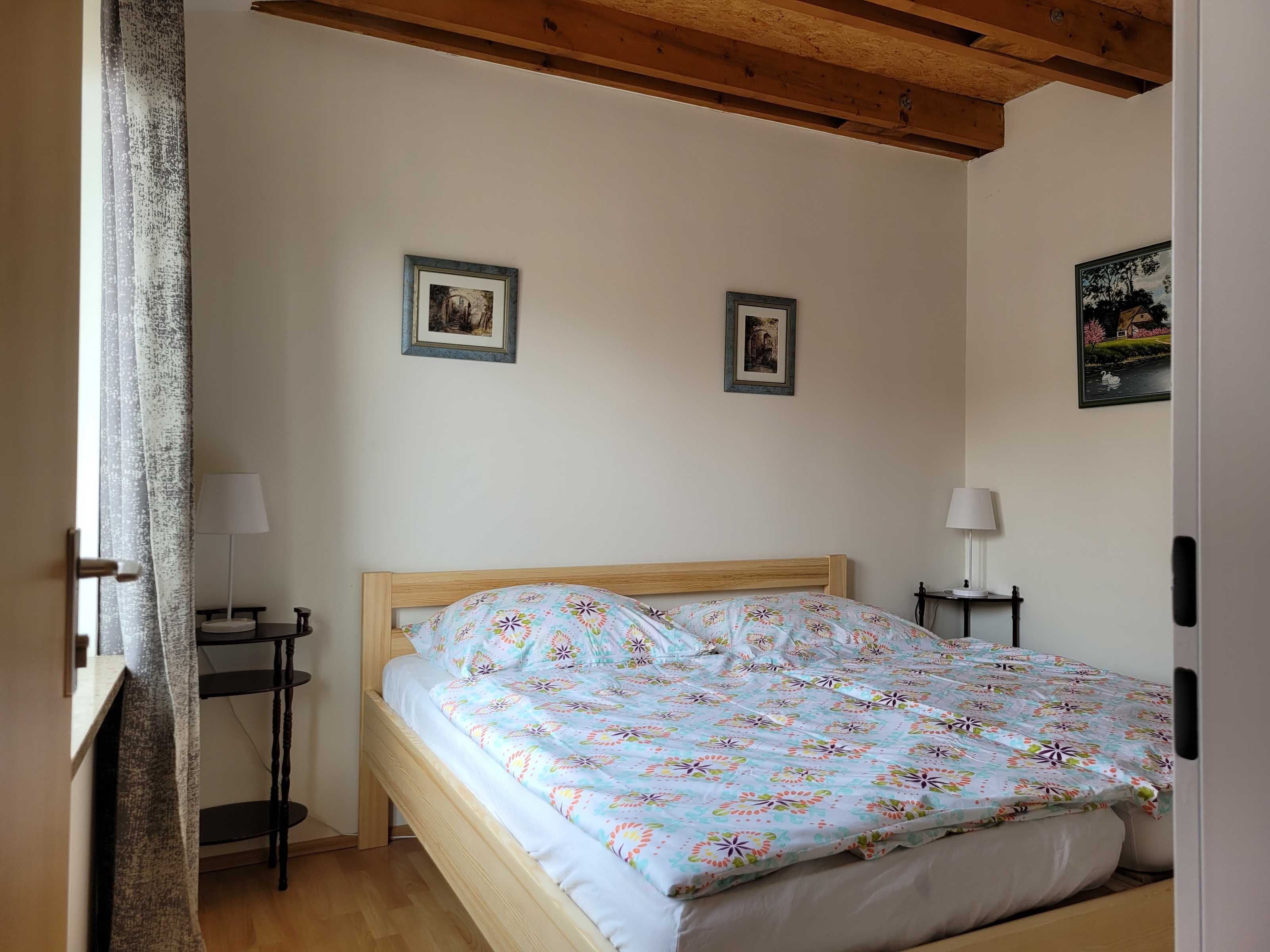 Schlafzimmer mit Doppelbett und Kleiderschrank