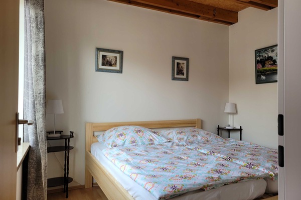 Schlafzimmer mit Doppelbett und Kleiderschrank