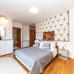 4 bedrooms, iron/ironing board, free WiFi, bed sheets