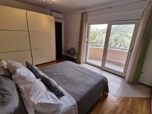 4 slaapkamers, een strijkplank/strijkijzer, gratis wifi, beddengoed