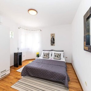 4 bedrooms, iron/ironing board, free WiFi, bed sheets