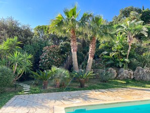 Property grounds - Attractive villa with wonderful sea view close to the beach (Roquebrune-sur-Argens)