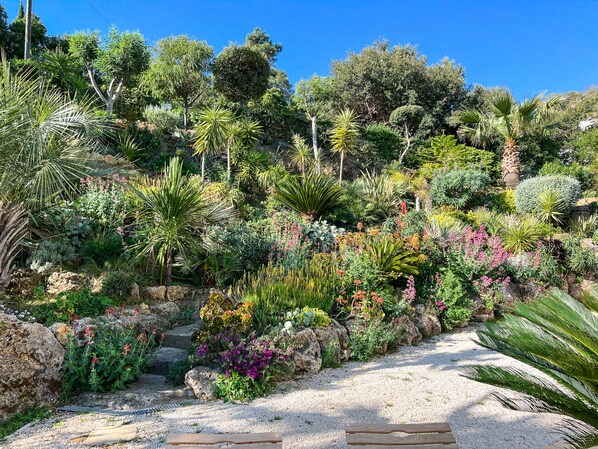 Property grounds - Attractive villa with wonderful sea view close to the beach (Roquebrune-sur-Argens)