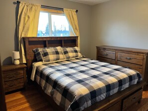 3 slaapkamers, een strijkplank/strijkijzer, gratis wifi, beddengoed