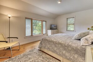 4 makuuhuonetta, työpöytä, Wi-Fi, vuodevaatteet