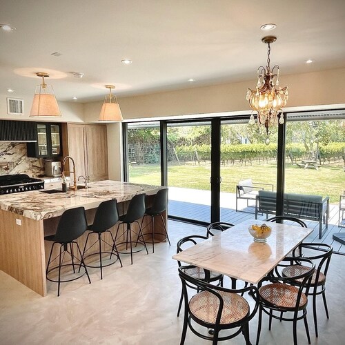 Private Vineyard Estate in Orient Village w Pool / AC / Walk to Beach & Town 