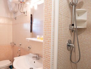 Dusche, Haartrockner, Bidet, Toilettenpapier