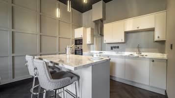 Refrigerador, utensilios de cocina, artículos de limpieza