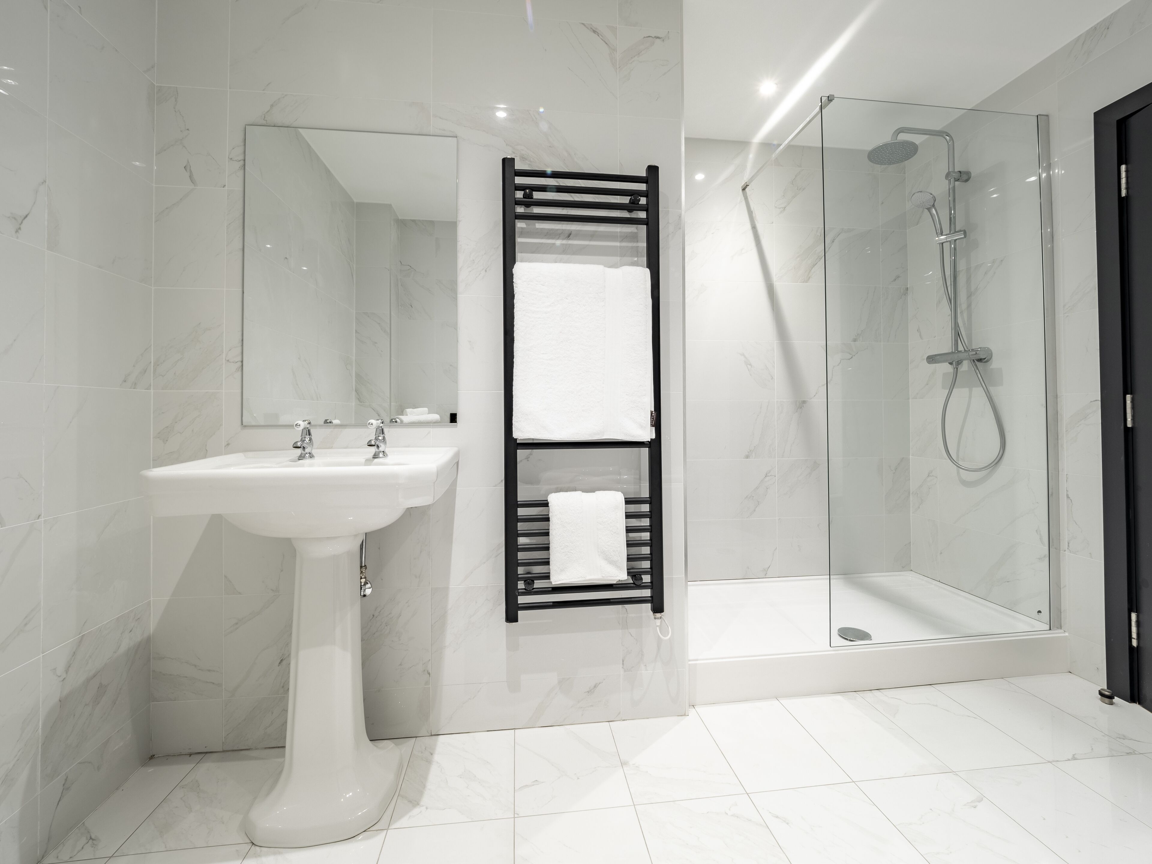 ห้องเอ็กเซกคิวทีฟสวีท | ห้องน้ำ | ฝักบัว, เรนชาวเวอร์, ของใช้ในห้องน้ำระดับพรีเมียม, ไดร์เป่าผม