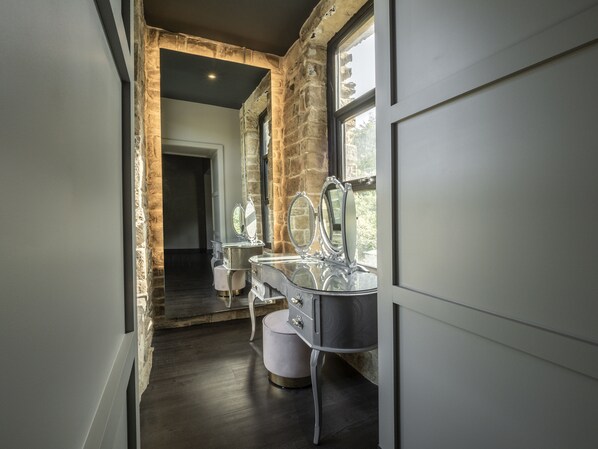 Executive Suite | Egyptian cotton sheets, premium bedding, individually decorated - Bowers Mill Aparthotel (Halifax)