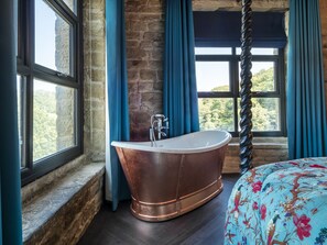 Signature Suite | Egyptian cotton sheets, premium bedding, individually decorated - Bowers Mill Aparthotel (Halifax)