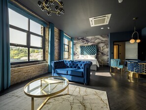 Deluxe Suite | Egyptian cotton sheets, premium bedding, individually decorated - Bowers Mill Aparthotel (Halifax)