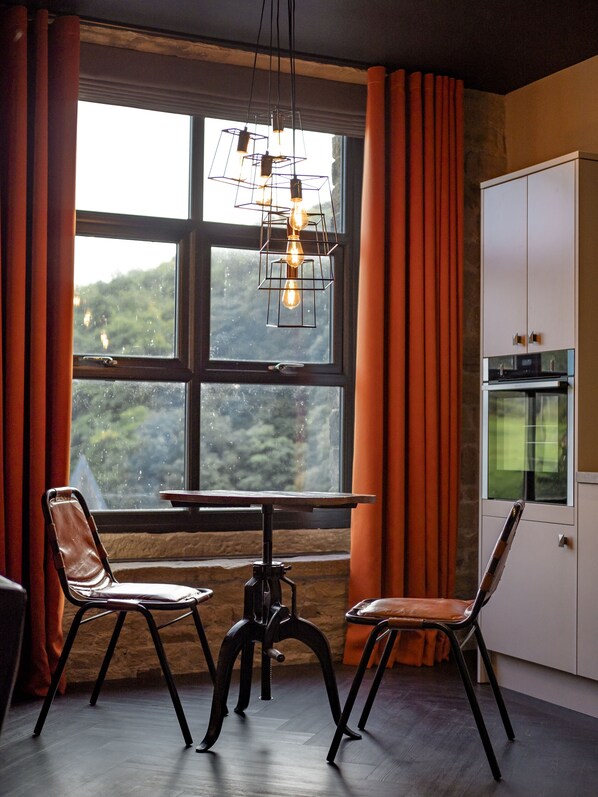 Apartament de luxe, accessible | Sala d'estar | Televisor de pantalla plana